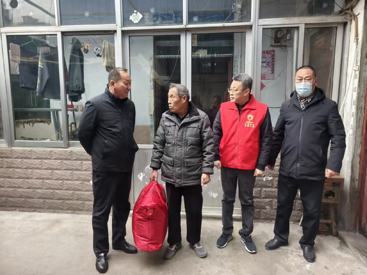 集團(tuán)志愿者赴“雙報到”社區(qū)開展“暖冬行動”